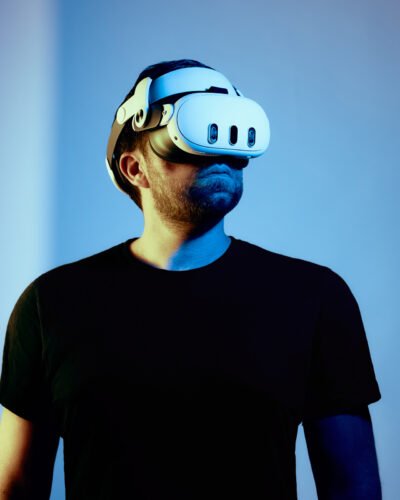 Eine Person mit einem Virtual-Reality-Headset steht vor einem blauen Hintergrund. Sebastian Schueler – Business Fotograf Frankfurt am Main Meta Quest 3 Frankfurt Fotograf Sebastian Schueler 1